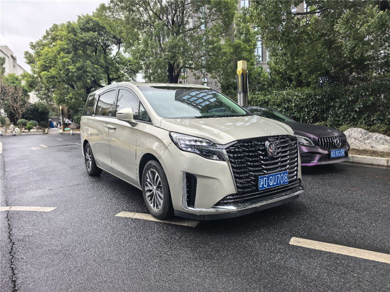 新款别克商务车653陆尊